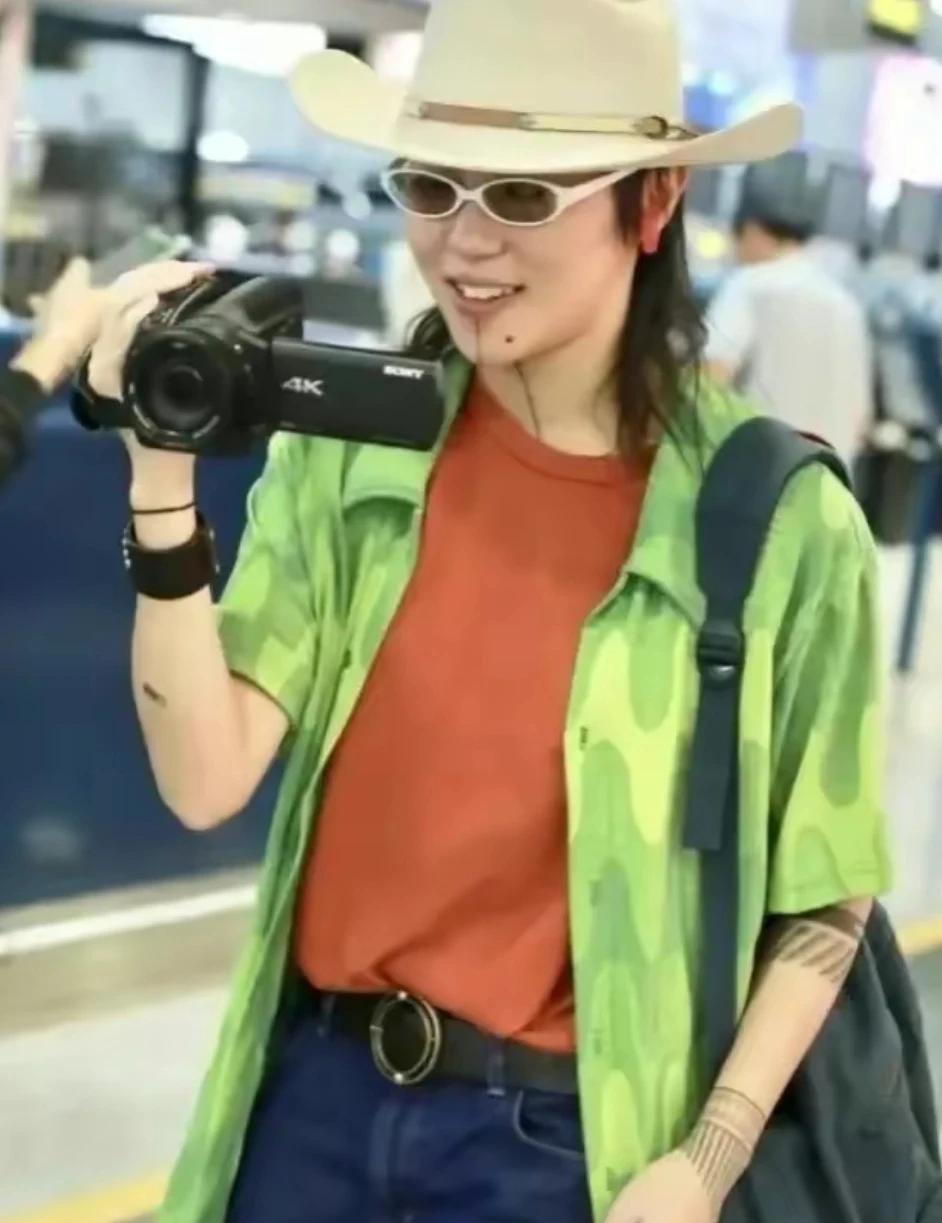 王菲大女儿窦靖童
去掉下巴的纹身之后
颜值简直飙升呀
早就应该去掉了嘛
虽然之前