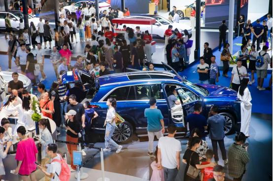 当下成都车展接近尾声，不少品牌展台依旧热闹非凡，比如魏牌展台，大六座舒适电动SU