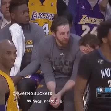 科比与小辈维金斯的互相斗气，你来我往，科比让人尊敬最主要的还是能放下身段，跟年轻