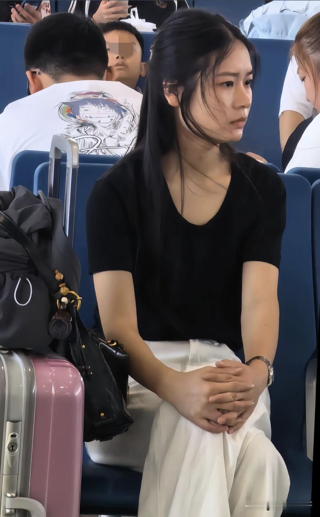 候车厅，这个满脸忧郁的女孩突然火了