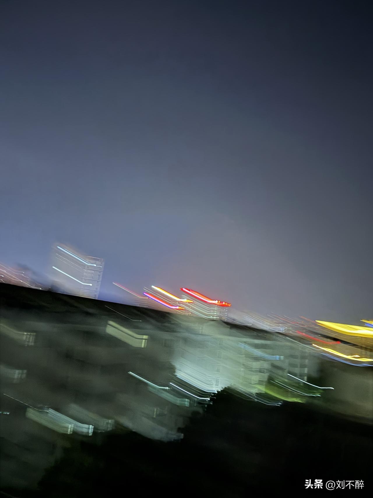 不知道大家注意到没有？

网上真正正能量的帖子，

几乎无人问津。

但凡有公知