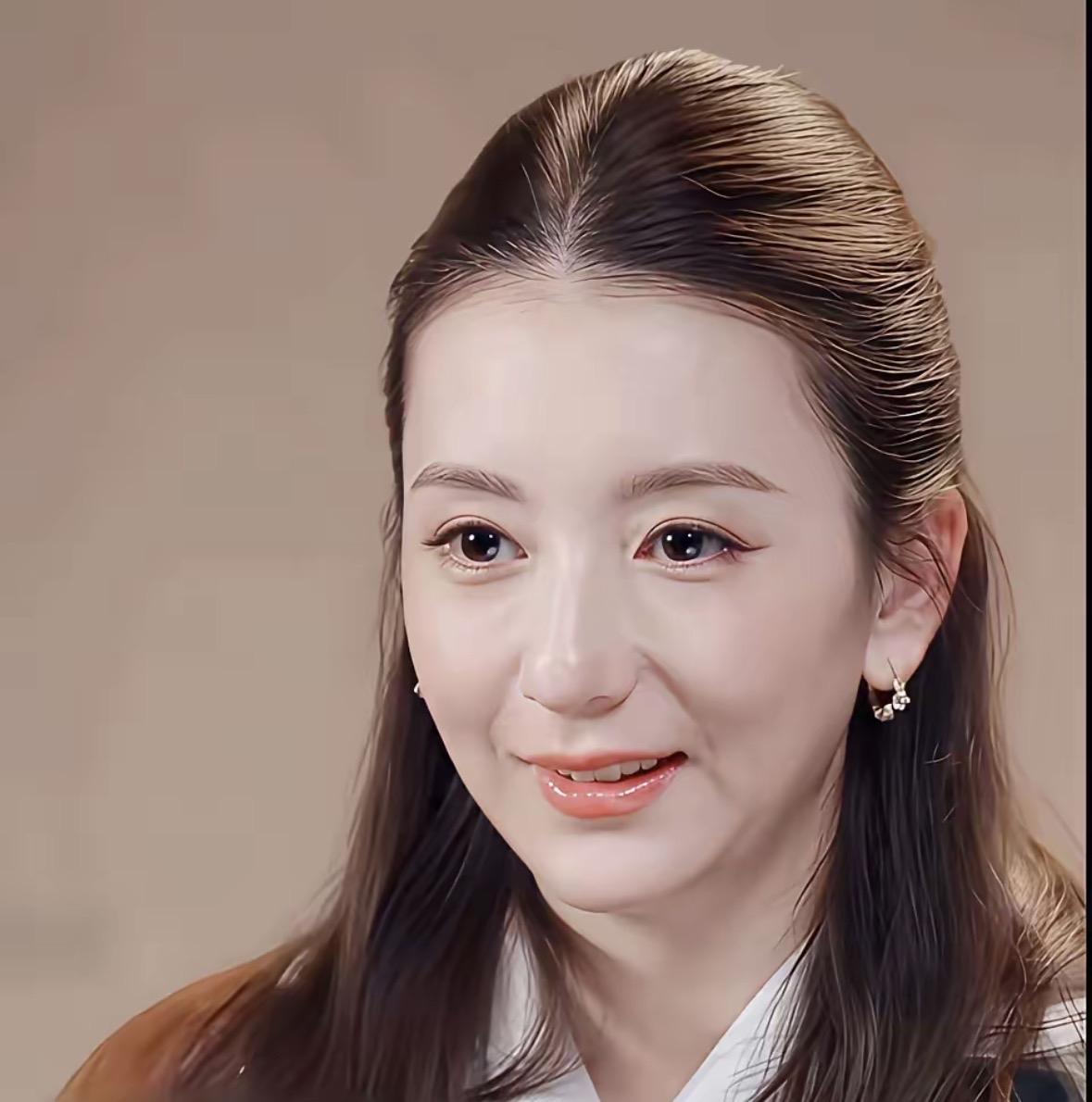 表情可以骗人，但眼神和状态骗不了人。
或许方媛也并没有我们想象中的那么幸福。
