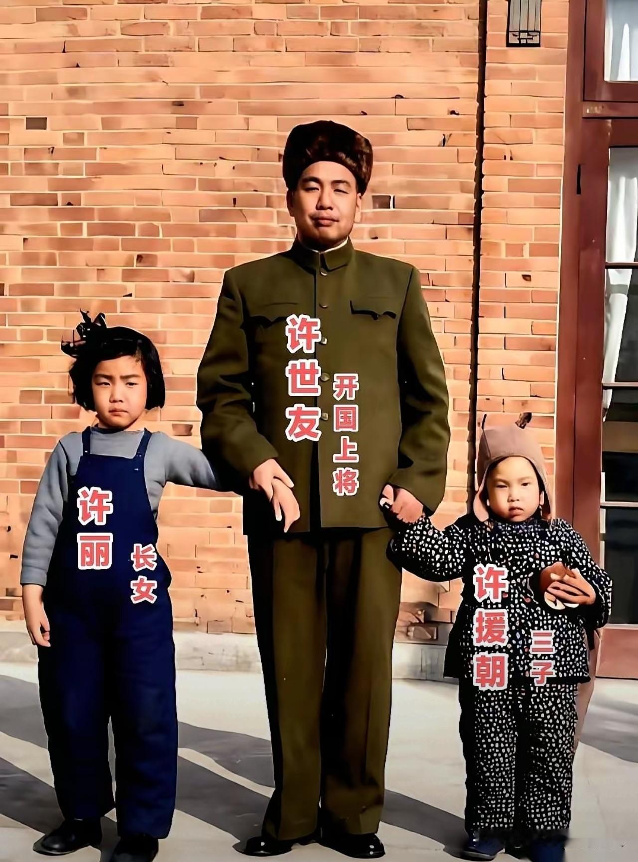 这张旧照定格开国上将许世友与长女许丽、三子许援朝的温馨瞬间。
一身军装的许世友面