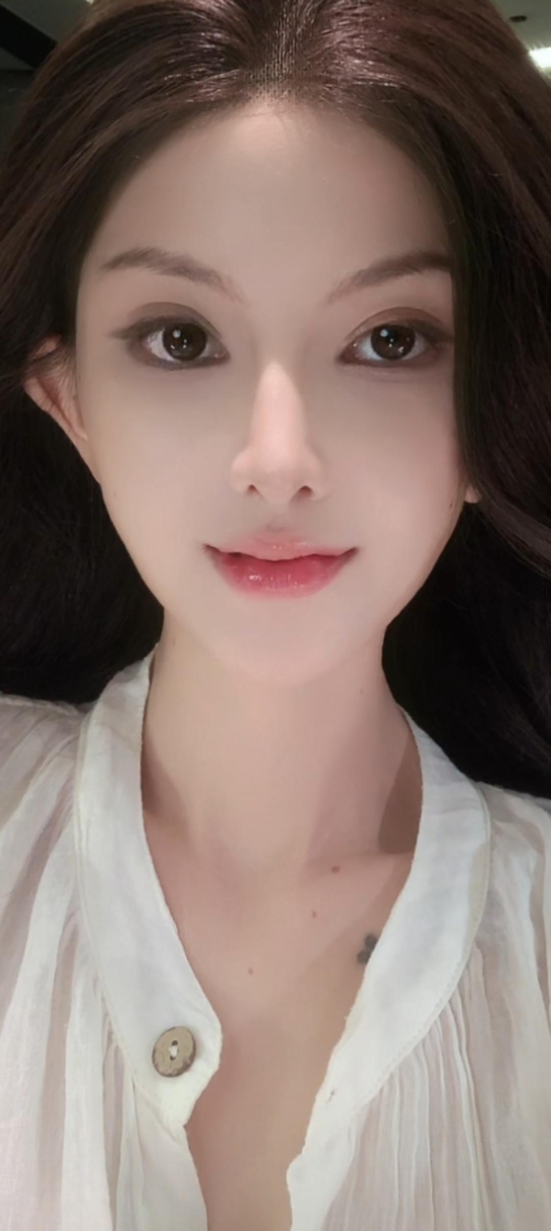 这姑娘眼睛真大，妆容好自然。