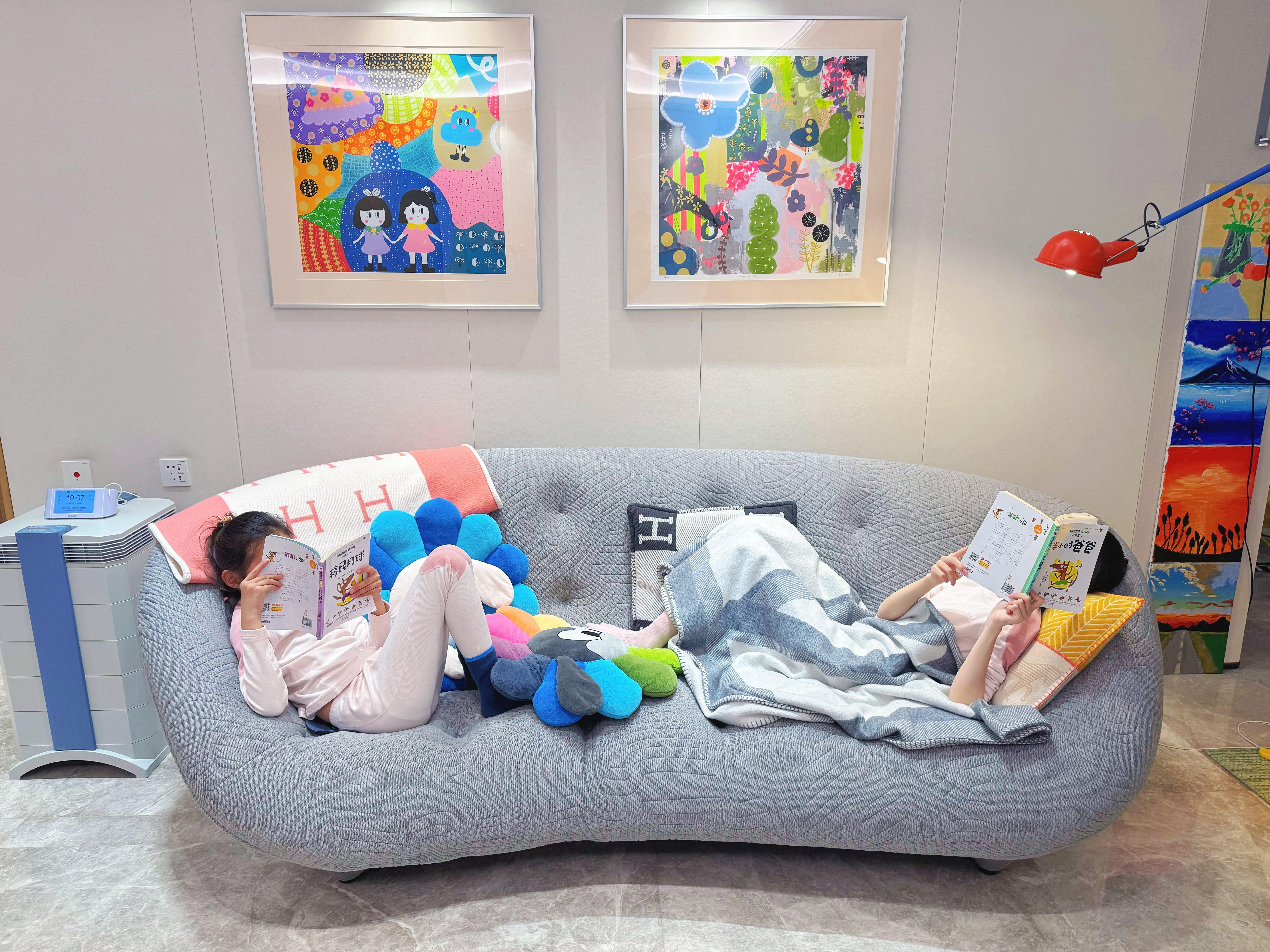 沉静在阅读世界里的小孩自己有自己的精神高地！ 