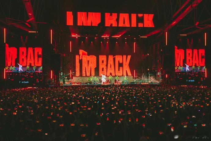 #卓沅我们下次见##卓沅把和粉丝合照放c位#卓沅用行动诠释着对粉丝的珍视，演唱会