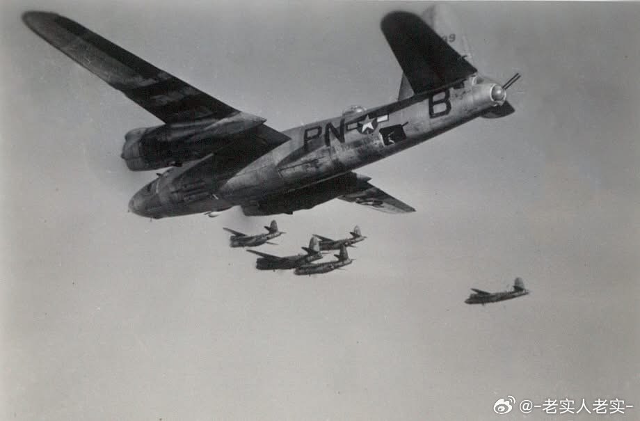 欧洲战场的B26机群。驻英国的第8和第9航空队有9个大队，驻意大利的第12和第1