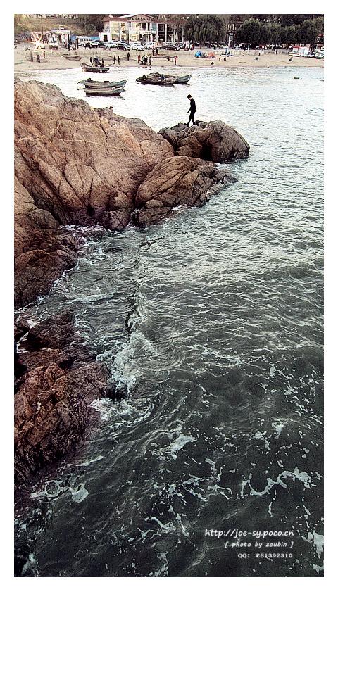 🌊礁石站成沉默的碑，浪是流动的诗行。人在天地间，不过一粒沙的重量。