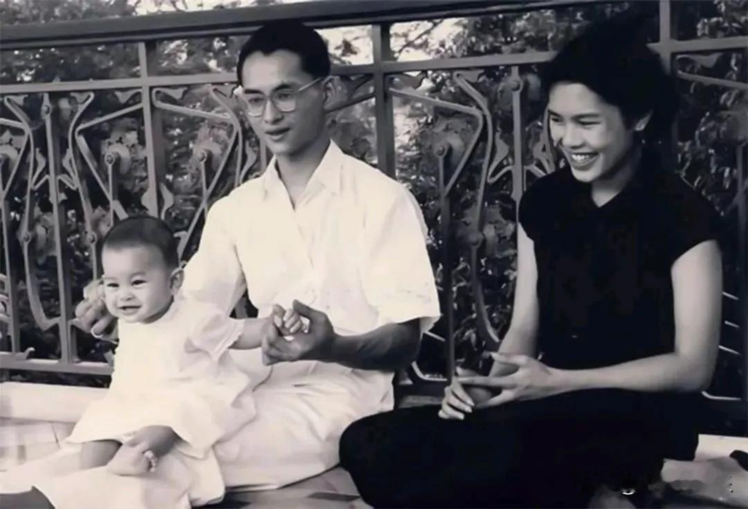 诗丽吉王后这对夫妇，生得诗琳通不像母亲那样爱打扮，生得泰王不像父亲那样专一。说好