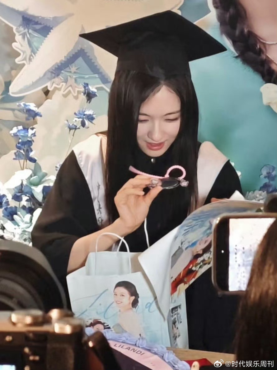 李兰迪海岛舒服日志杀青捧花照李兰迪海岛舒服日志杀青捧花照来啦！李兰迪海岛舒服日志