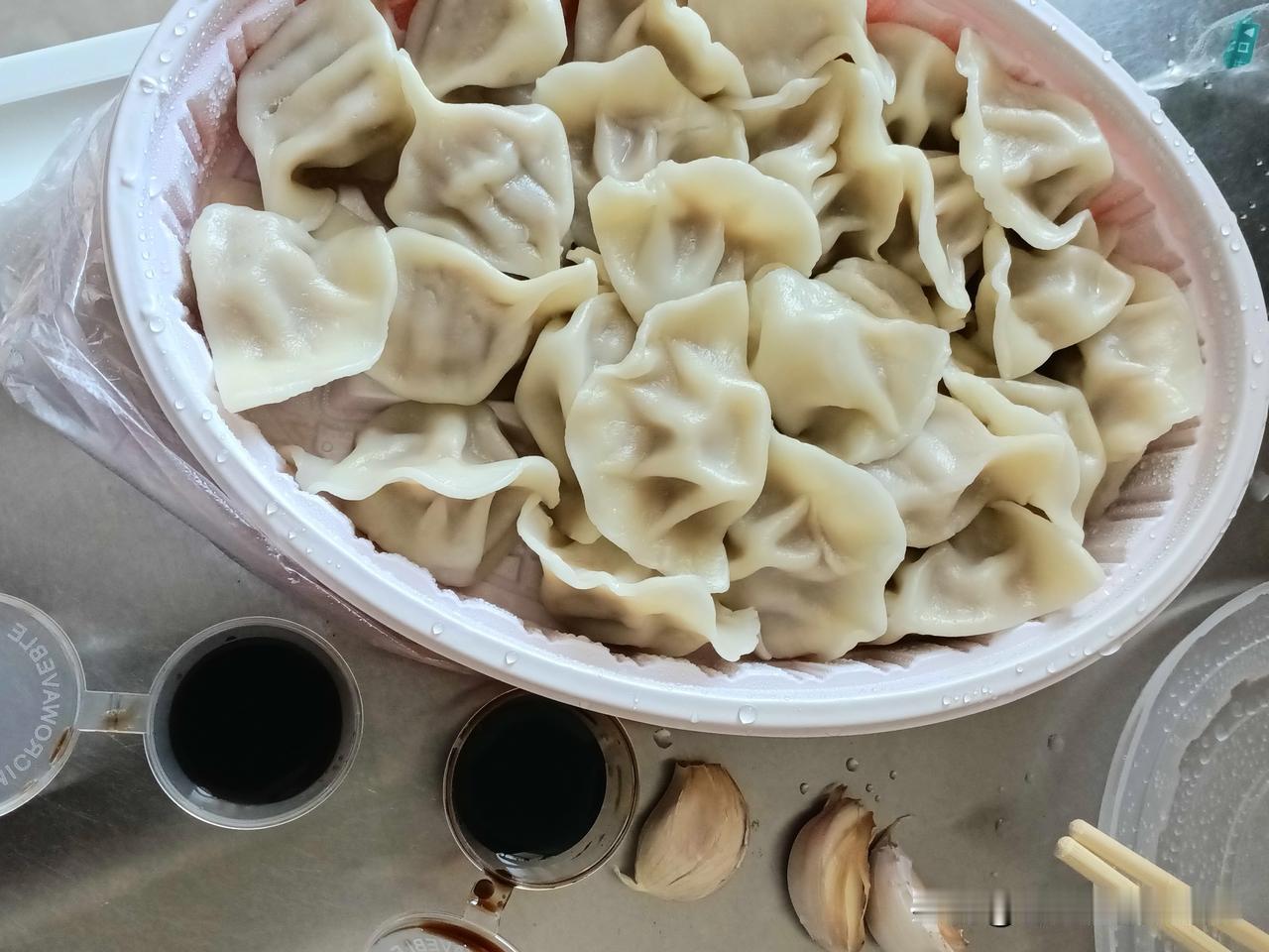 在医院陪老妈住院，今天是小年了不管咋地也得吃顿饺子，点了一盘二十元的，牛肉大葱馅