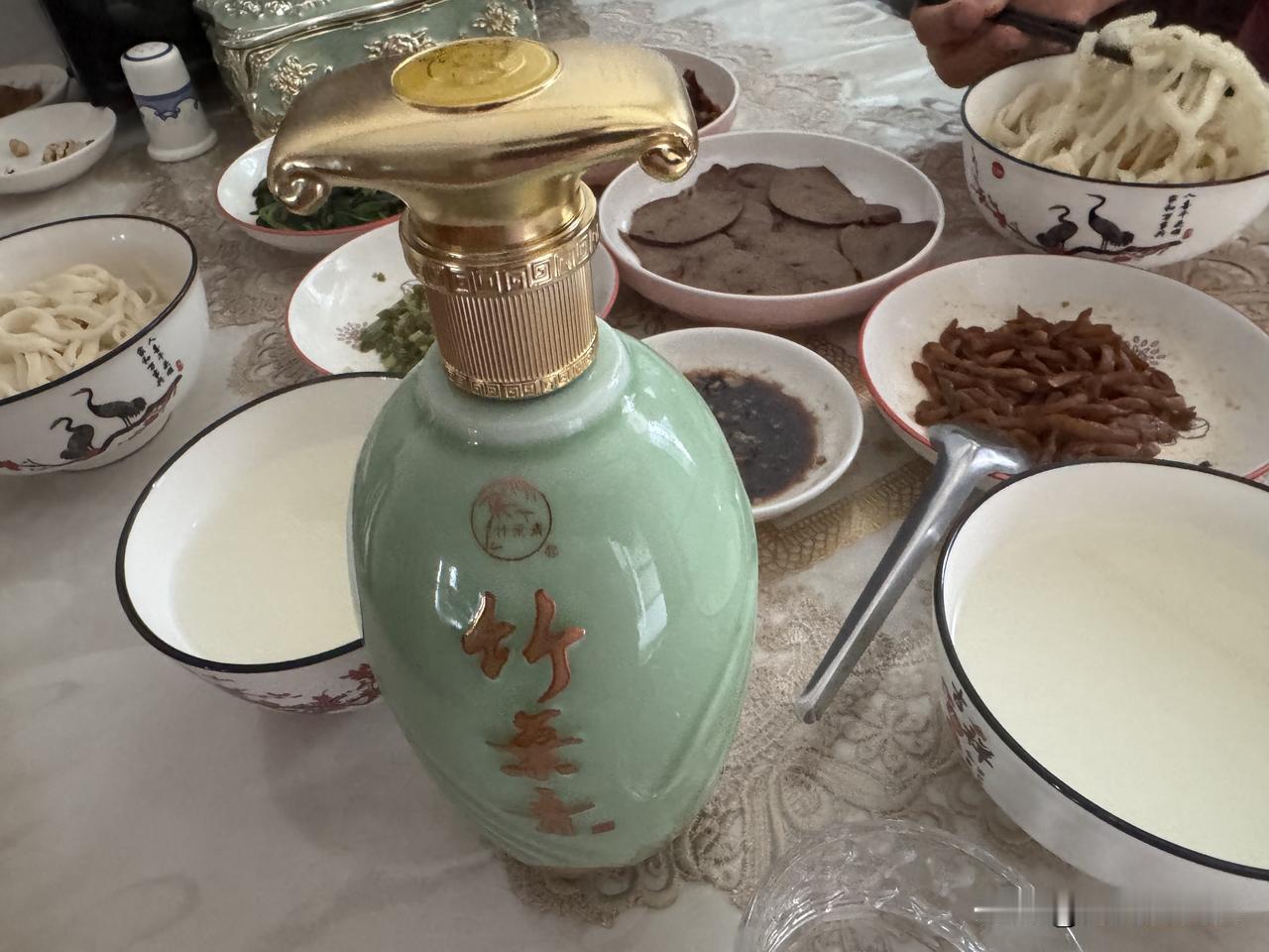 昨天中午我又喝酒了，是我最最喜欢的竹叶青酒。
昨天中午王阿姨做了手擀面，还配了几