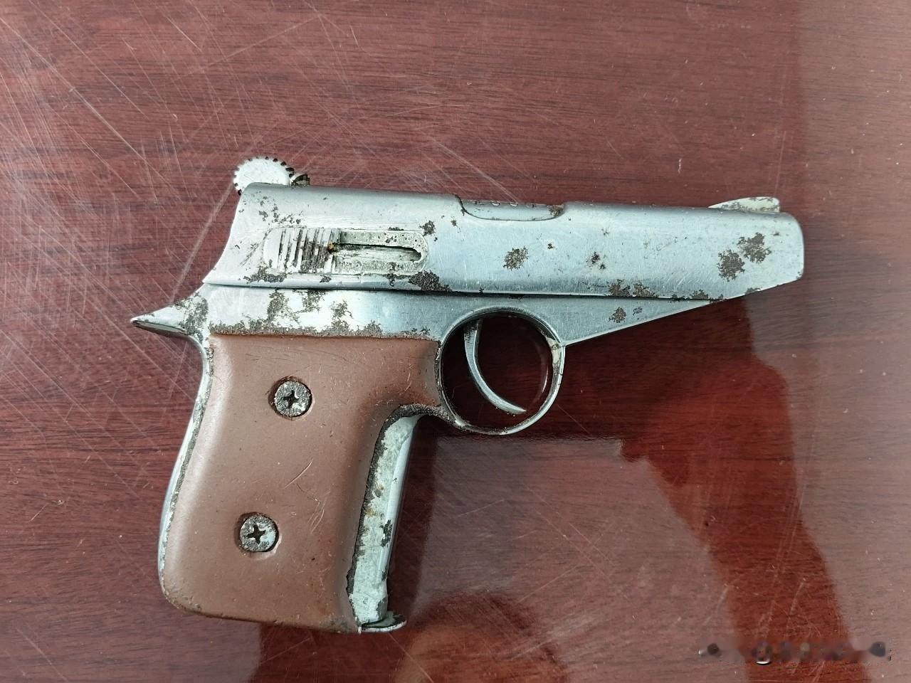 真家伙！青海一群众家里竟翻出一把手枪！

青海循化白庄派出所民警没白忙活，最近又