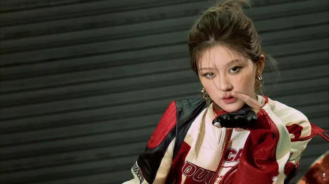 赵露思自己化妆再次被审判了，拍杂志应该是有专业的化妆团队，她选择自己化妆出镜。一