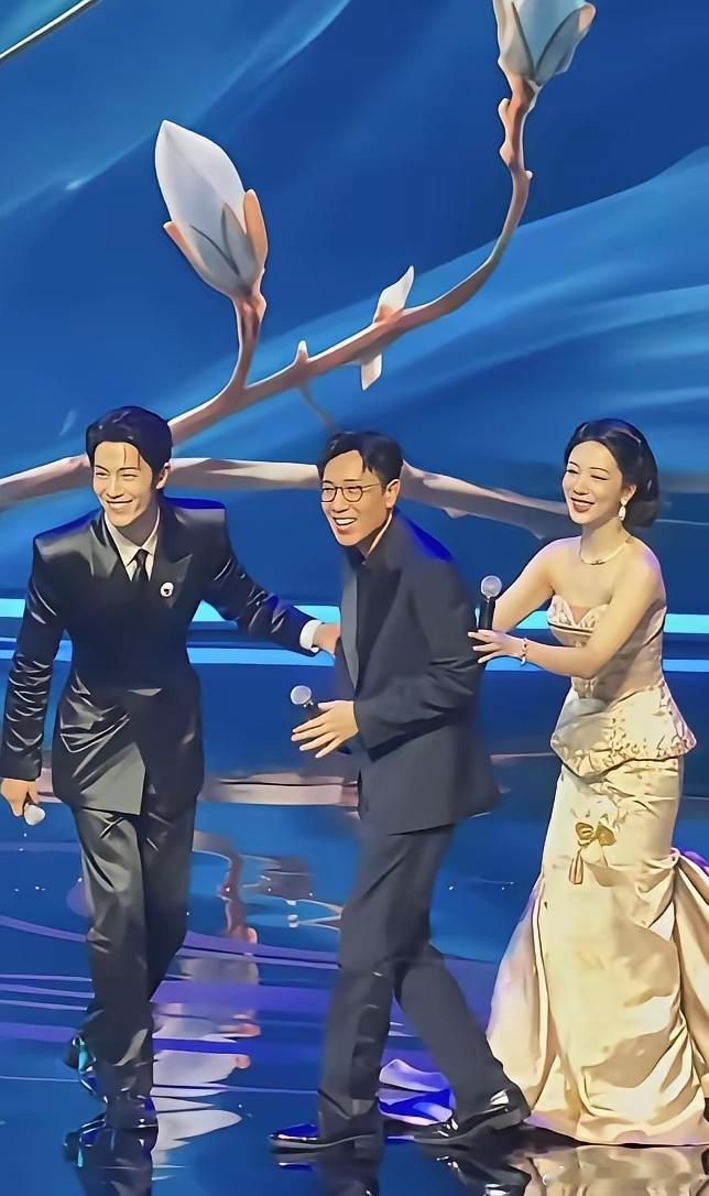 于和伟就像两个人的家长！这个画面怎么看也看不够！不仅仅是画面太美，人太美，主要是