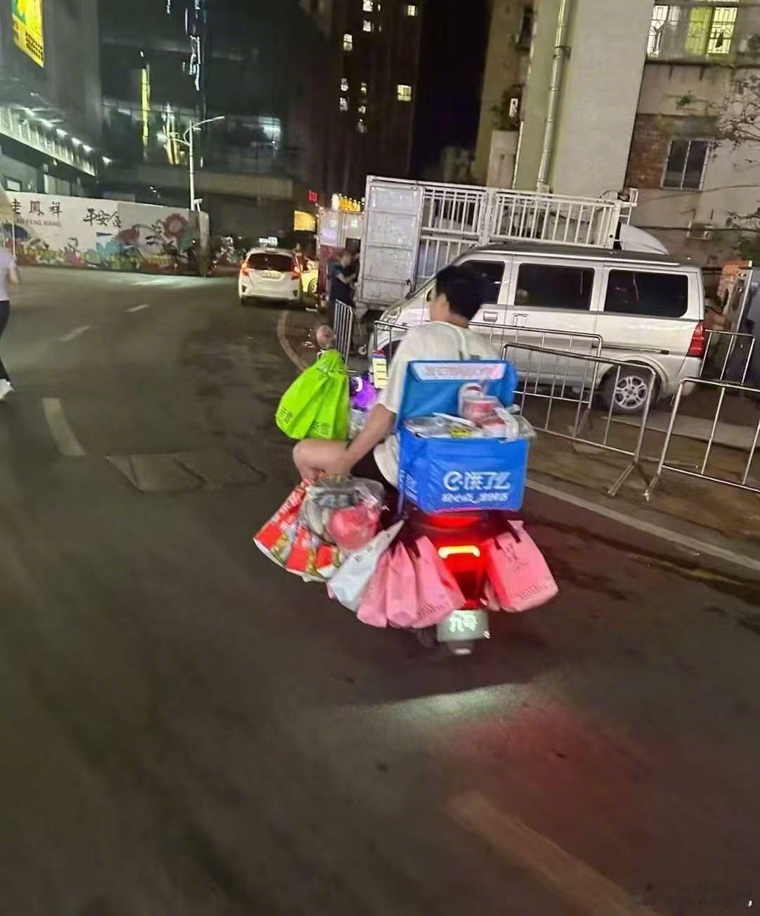 外卖大战有骑手称要跑通宵 丝毫不夸张，这周末外卖大战又开始了[开学季]甚至有人已