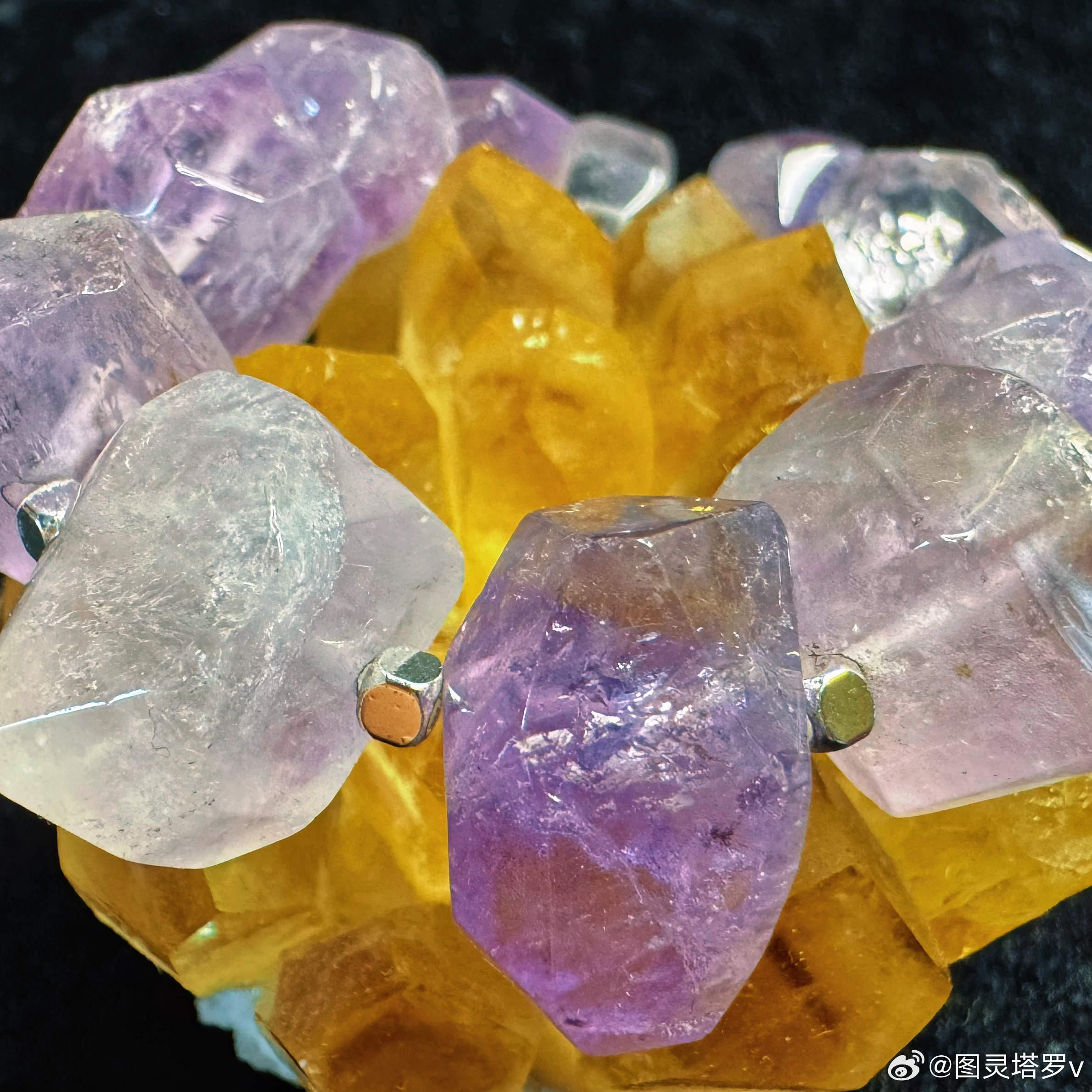图灵塔罗  乙木、甲木、庚金、壬水被强大力量所庇护✨🌙✨能量满满，心想事成💐