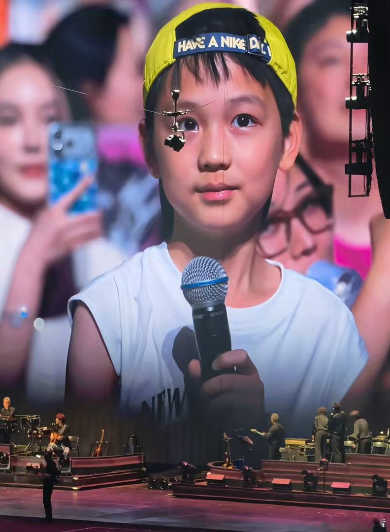 没错我四哥和周杰伦合唱了 周杰伦鸟巢演唱会今晚最亮眼的少年！演唱会猜歌环节反应超