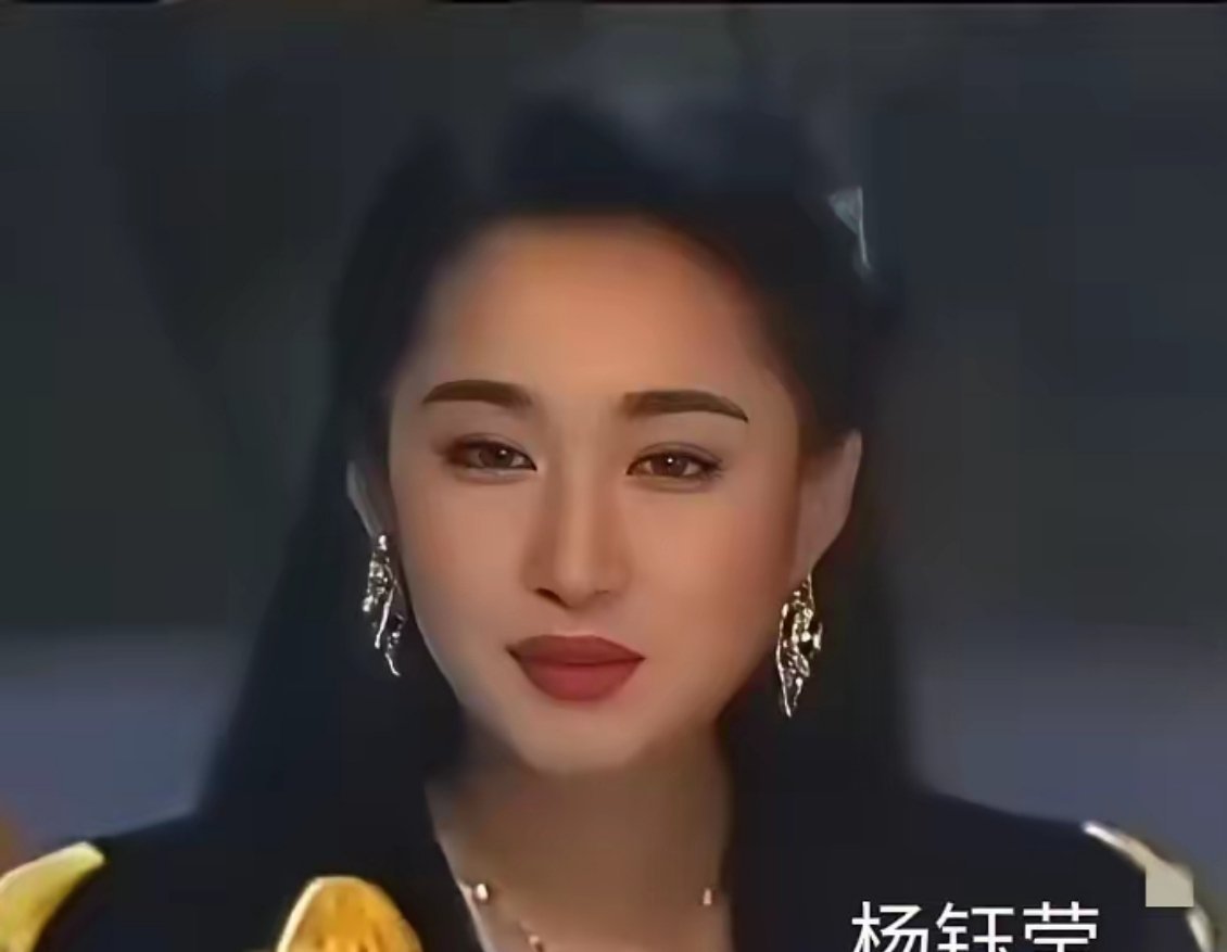 从小就不觉得周慧敏漂亮，但是好多男的说她是梦中情人，我认为男生的梦中情人是杨钰莹