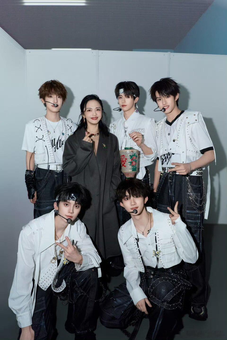 登陆少年晒姚晨合照登陆少年晒姚晨送的礼物 登陆少年晒姚晨合照 