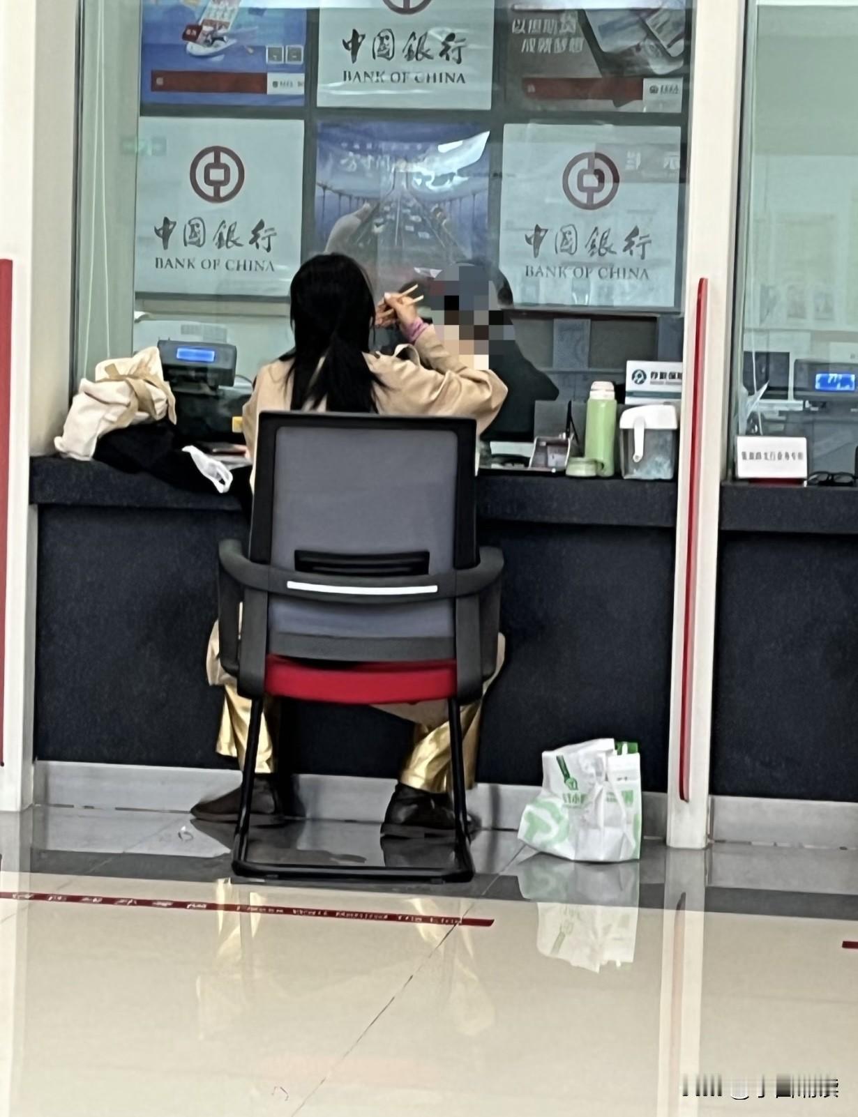 奇葩啊，银行办业务竟然吃起了快餐，难道要打持久战吗？