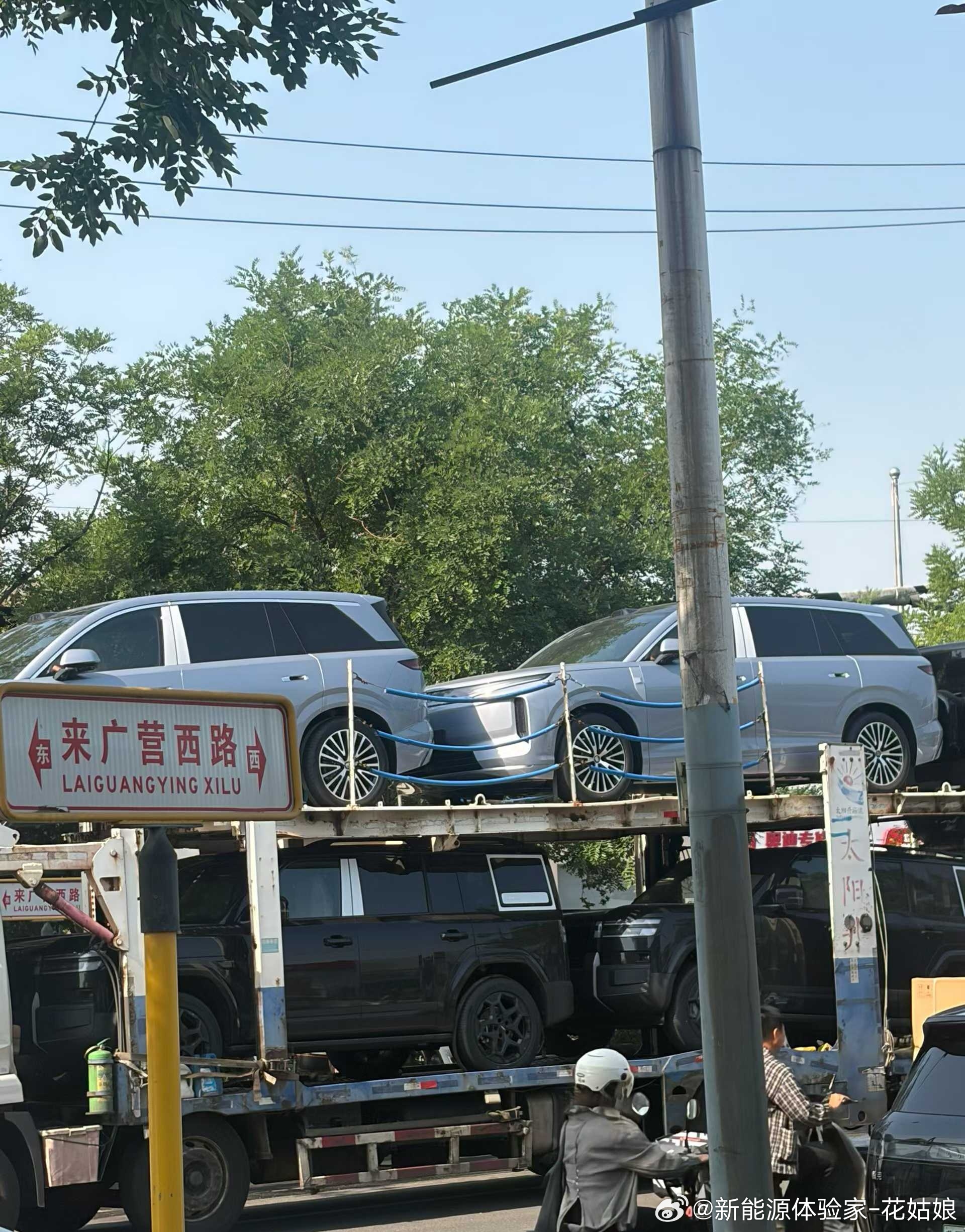 街头偶遇满载板车，两台比亚迪热门高端车型同框出镜一边家用大六座，一边硬派方盒子抢