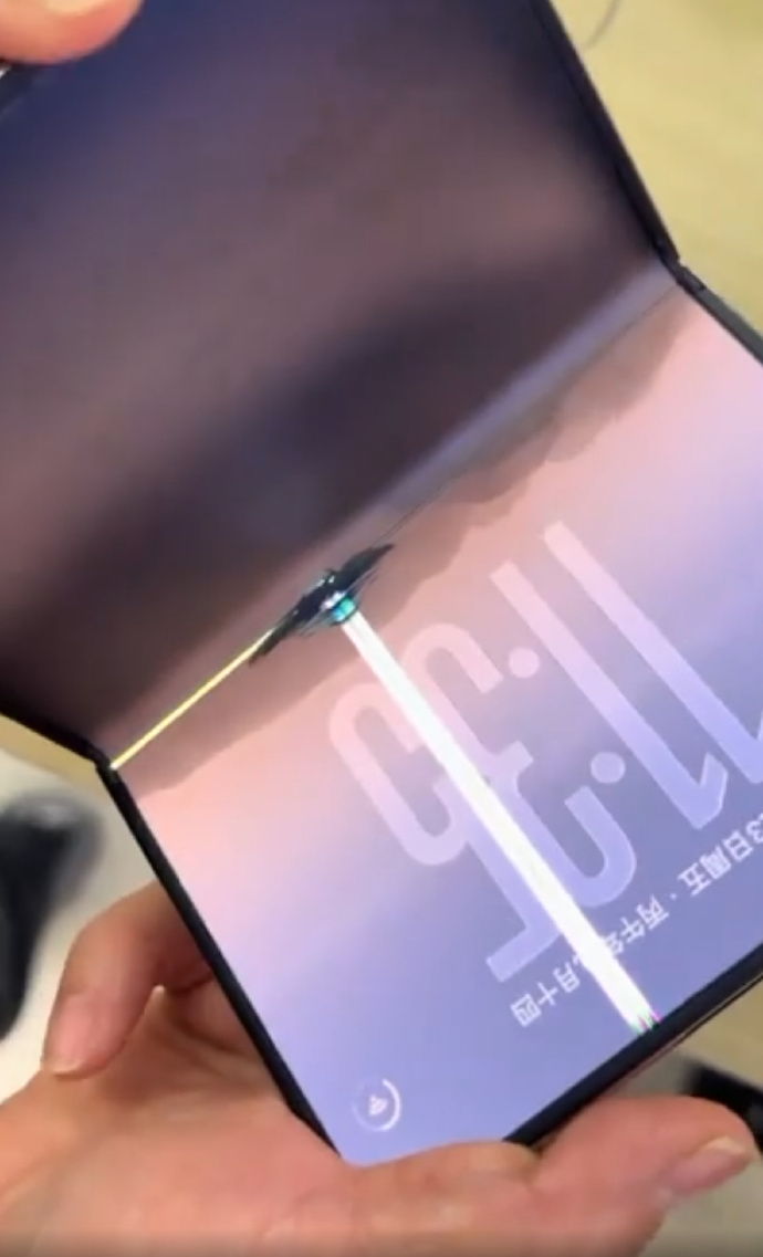 iPhoneDuo屏幕开裂 这。。。。苹果的做工不至于这么差吧。才刚卖一天就这样