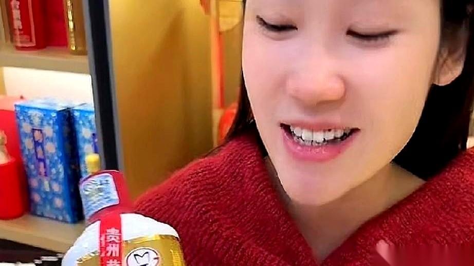 都说秋秋变“抠”了。
小松在直播间里豪气冲天，说要给第一次来中国的小叔买两瓶好酒