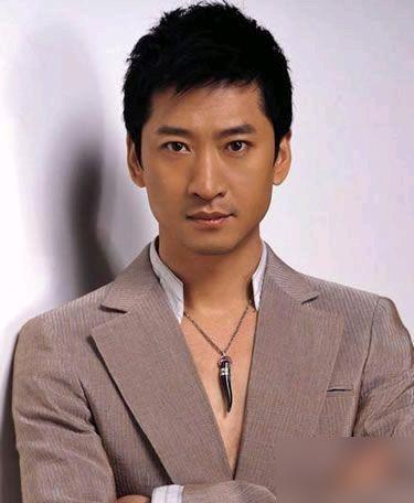 都以为周杰毁于还珠？错。真正焊死他底裤的，是他当年敢跟《少包》资方掀桌子。
拿