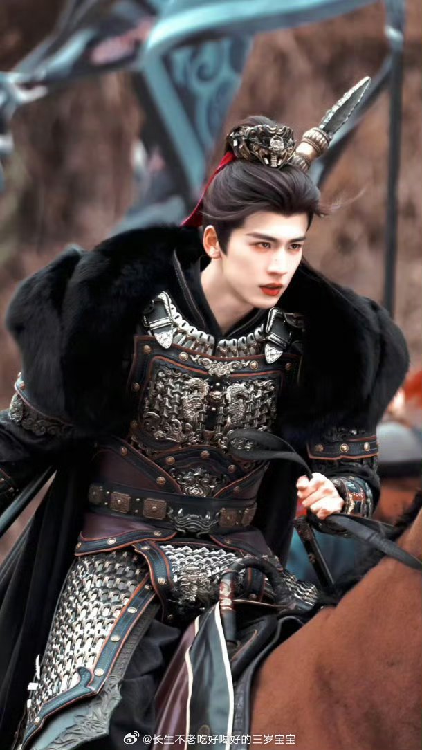 张凌赫骑马从仪态到气质到马上的松弛感，完全就是角色本人。都来看逐玉，入股不亏，帅