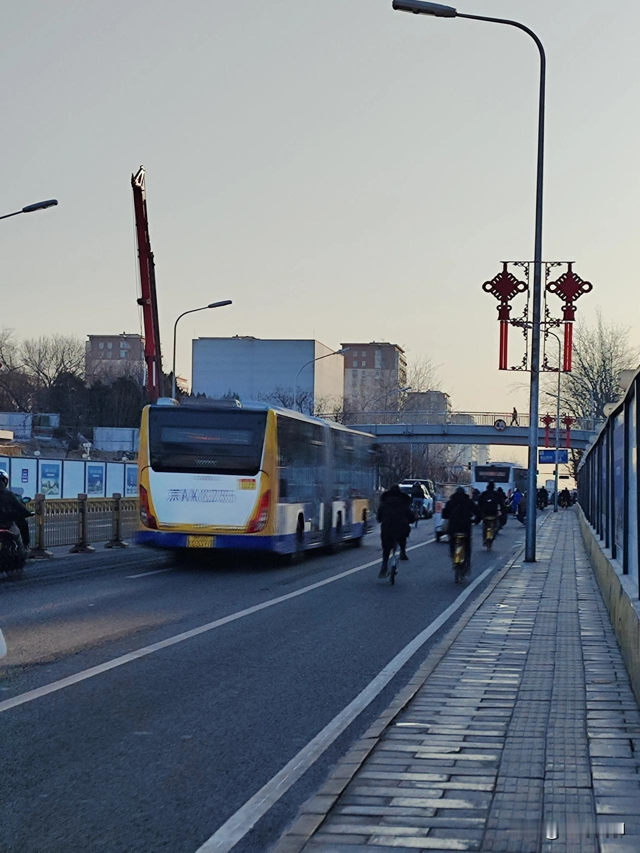 今天是北京一号线玉泉路以西三站本月15日封站后的第一工作日，早起去看看八角游乐园