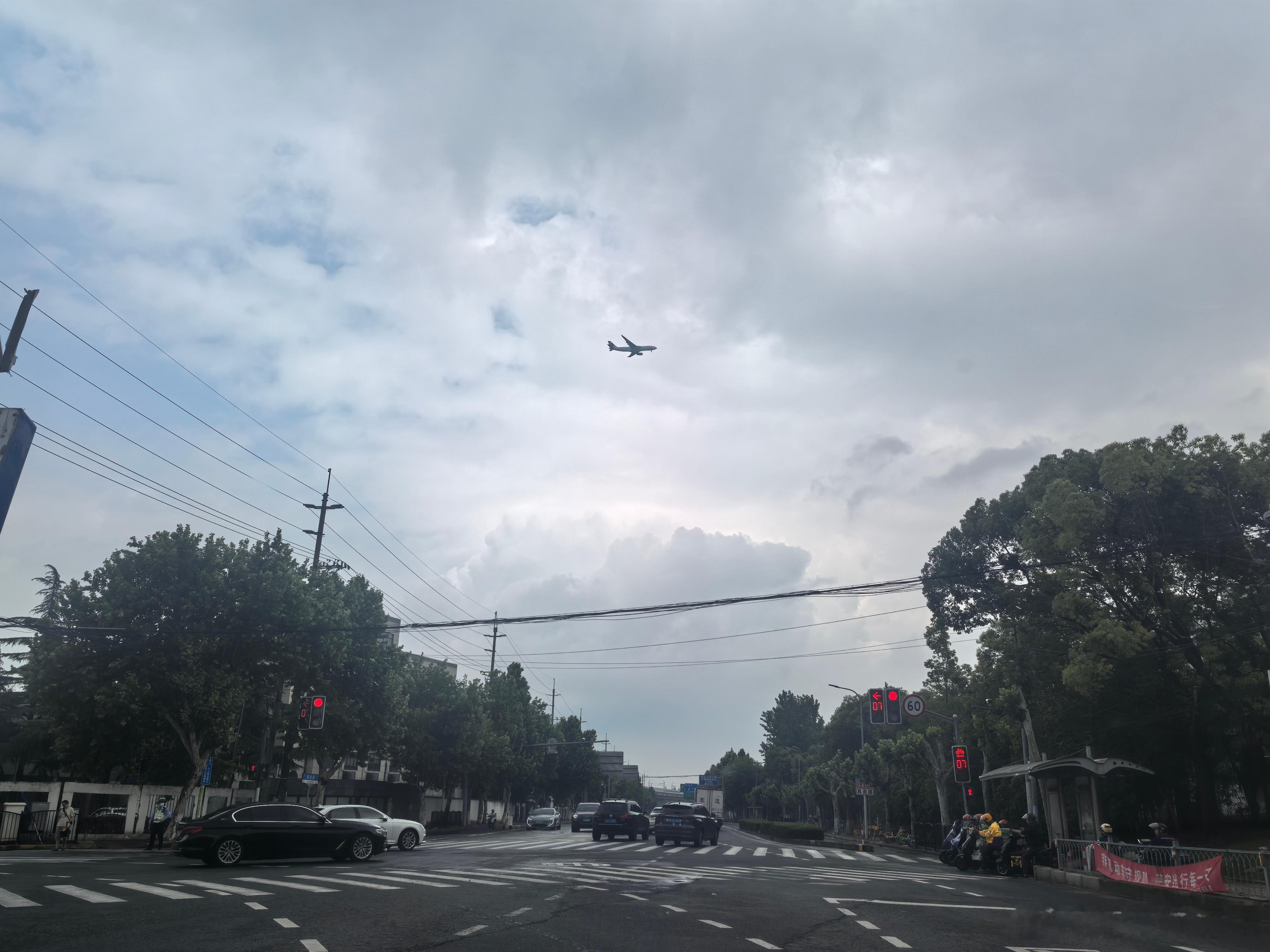 人生有无限可能！就像我本来是在等红绿灯，等来的却是一架飞机。 上海·路投社出海