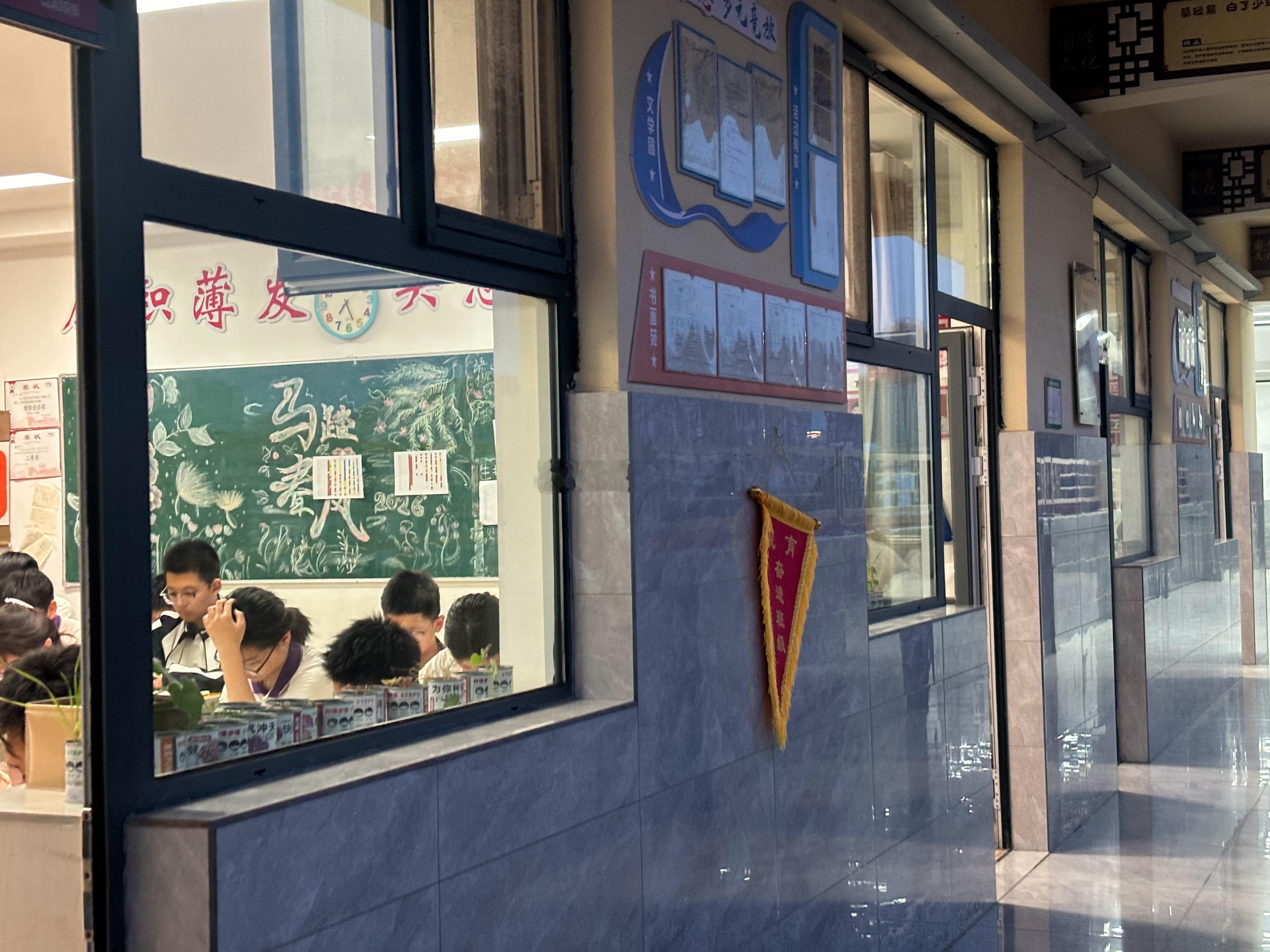 徐志胜疯狂暗示方媛不太方便晨曦温柔拥抱校园绿荫连绵铺就雅致画卷微风掠过花枝轻摇暗