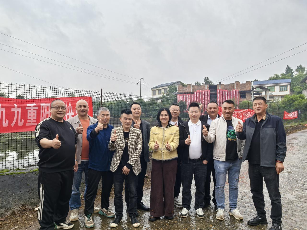 重阳登高处，笑语共欢颜。今天是九九重阳节，岳池县坪滩镇龙王庙举办了大型的敬老爱老