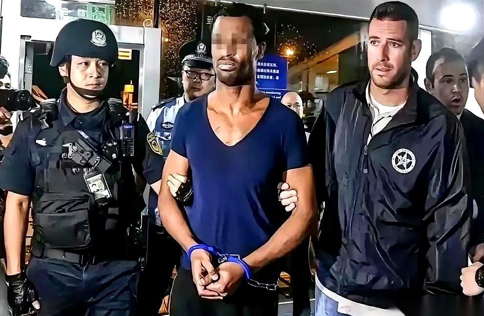7月23日，上海浦东机场登机口。
几个美国法警紧紧盯着眼前的移交对象。被中国警方