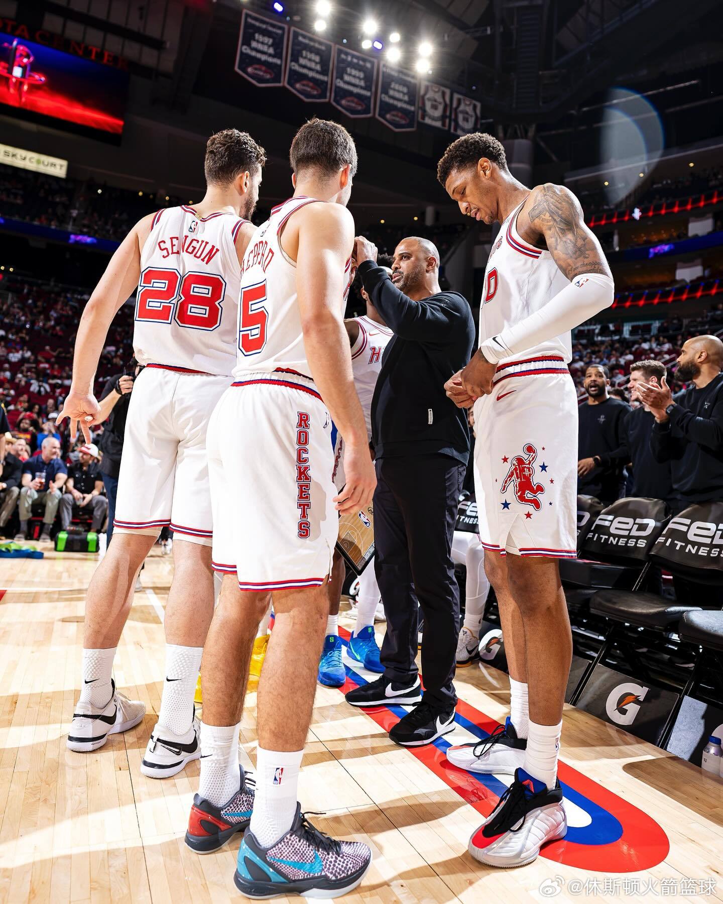ESPN专家今日撰文，认为火箭在新赛季实力排行榜可以排第10位，原文如下：10.