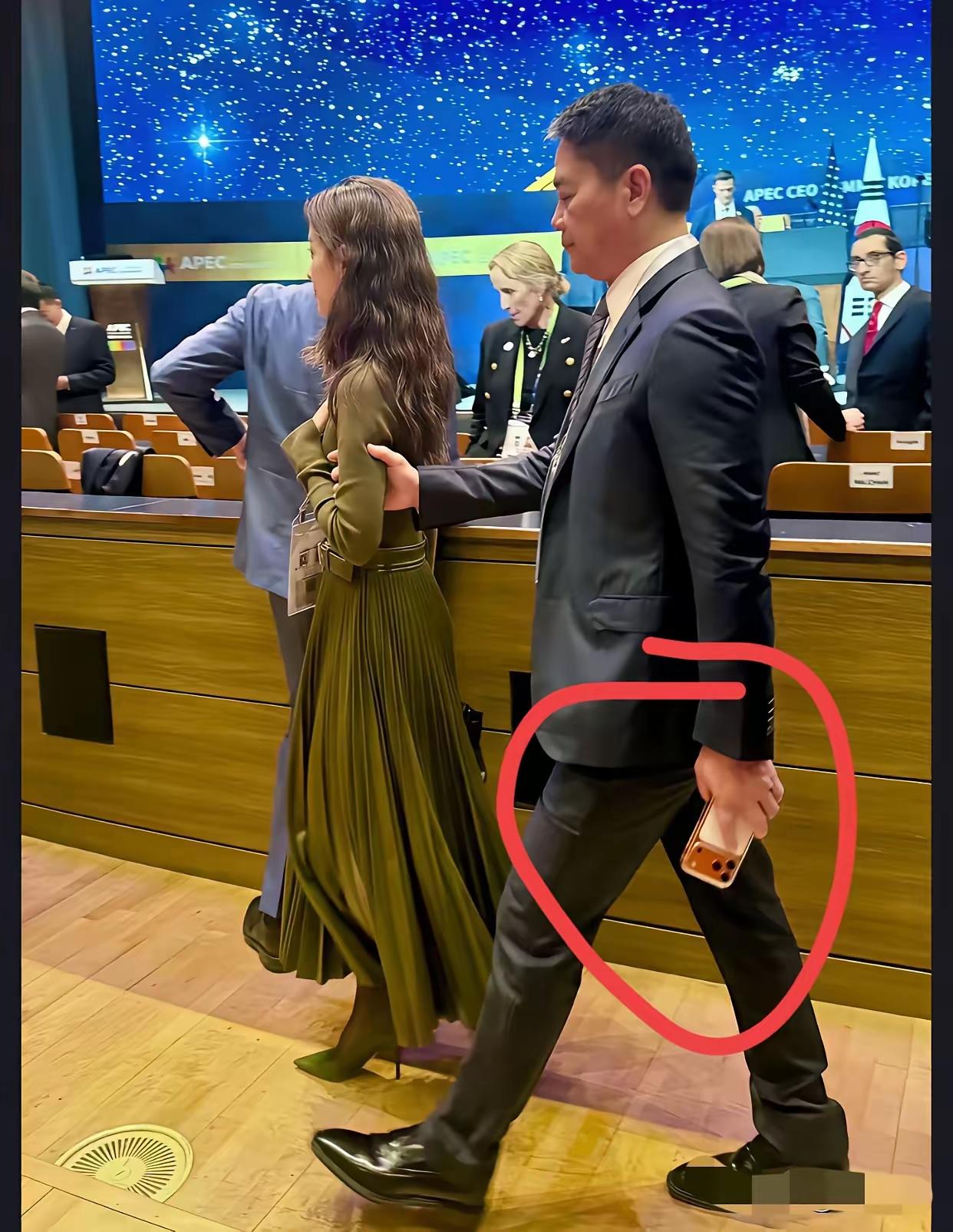 东哥的手机什么牌子的？有知道的吗？