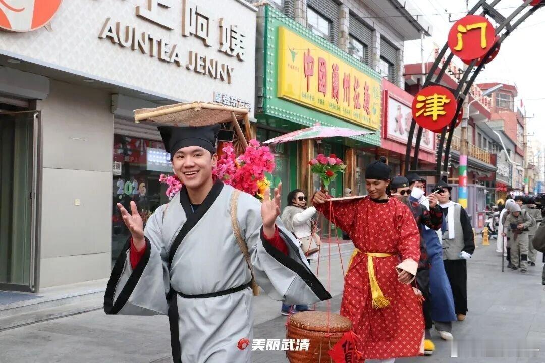 大年初四 扔穷这就是传说中的汉服游行吗？规模可以再大一点