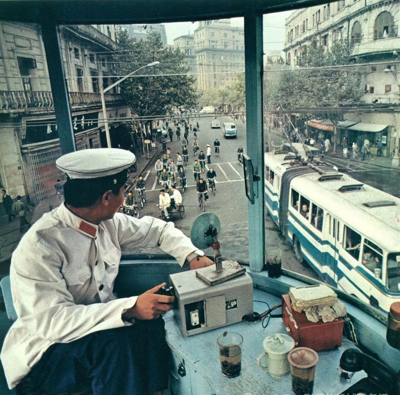 《红绿灯》
        红灯停，绿灯行，这是人类道路交通领域的一项重大进步。