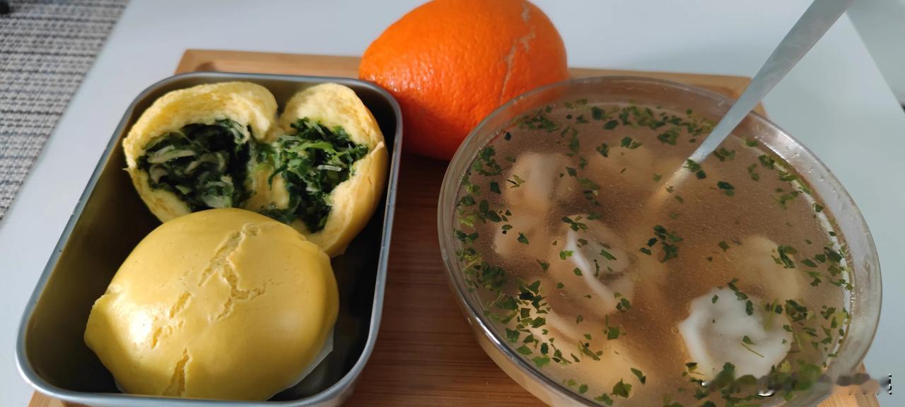 这是我今天的午餐，不二格格家馄饨六个  菜团子两个160克，一个橙子。 营养师说