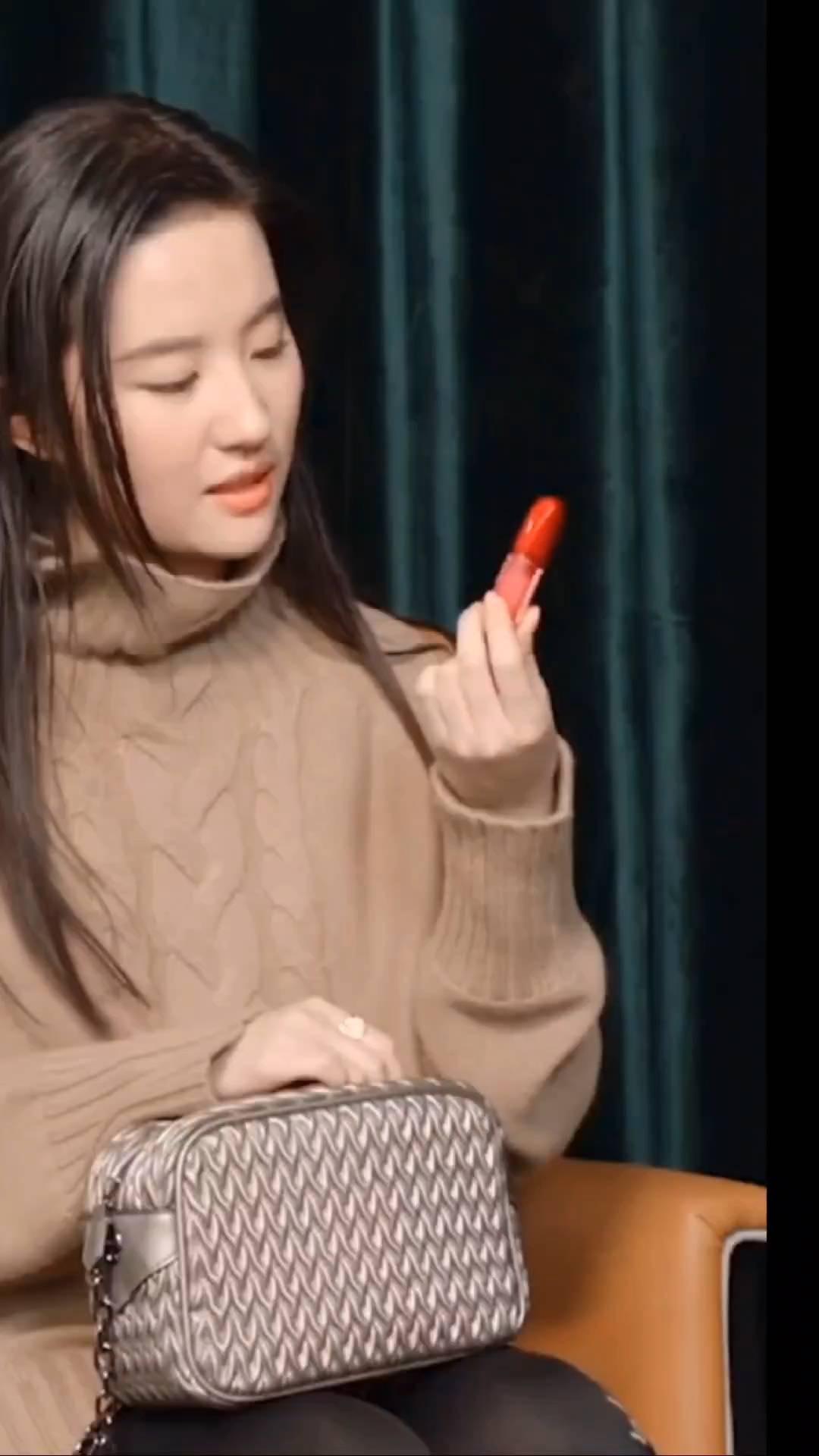 小样，这个挺方便的，挺不少东西的。这个是高光粉。
