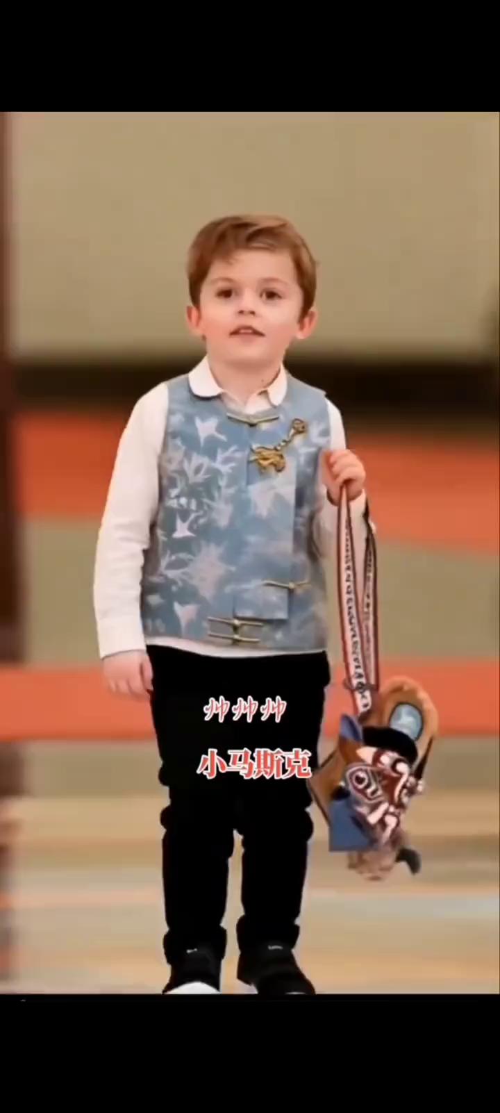 坤帅坤，小马斯克。
照着娘的眼睛红，山风推门进又出。火星星落怀中，夜凉裹紧筒裙角