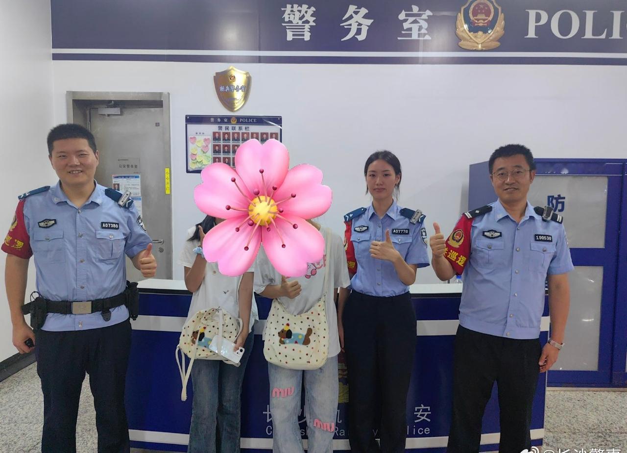 10月1日晚，地铁1号线五一广场站在热闹氛围中迎来国庆首日客流高峰，正在站内执勤