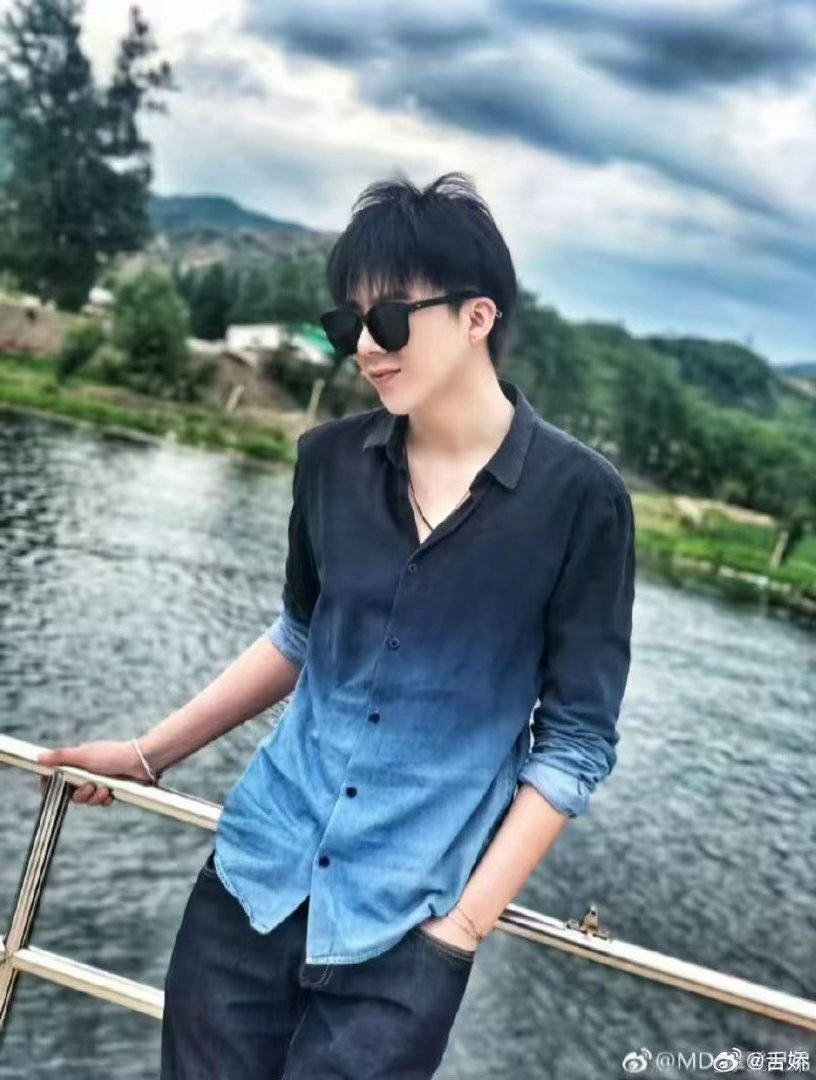 不知道刘宇宁舞姿很曼妙 温柔小卷毛宁说还能教别人跳舞，又见依赖摇3.0可爱到毛绒