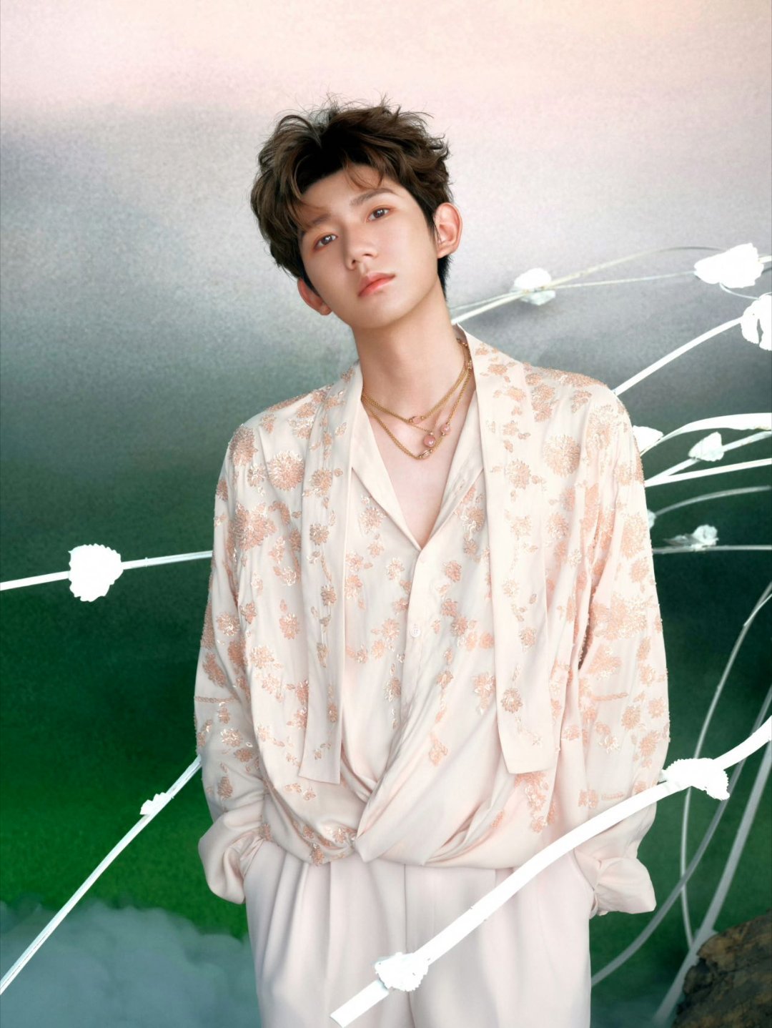 王源衣服上手缝了三万多颗珠子 王源就是要贵贵的！他值得！ 
