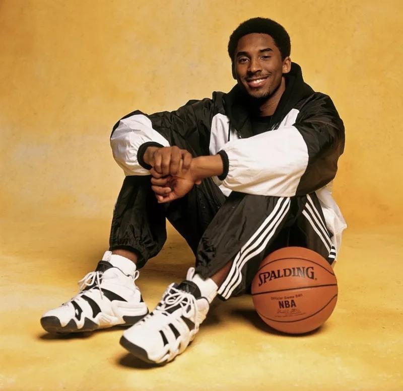 19岁的老大！媒体晒1998年科比-布莱恩特的旧照与球迷分享
03月24日讯，在