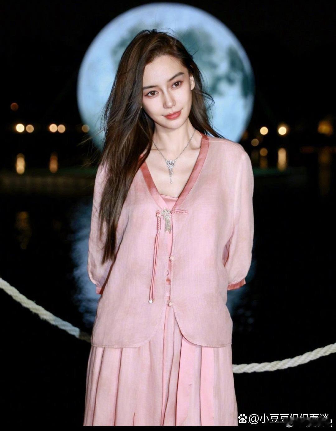 杨颖离婚后穿衣更时尚，新中式风格简约却价格不菲 