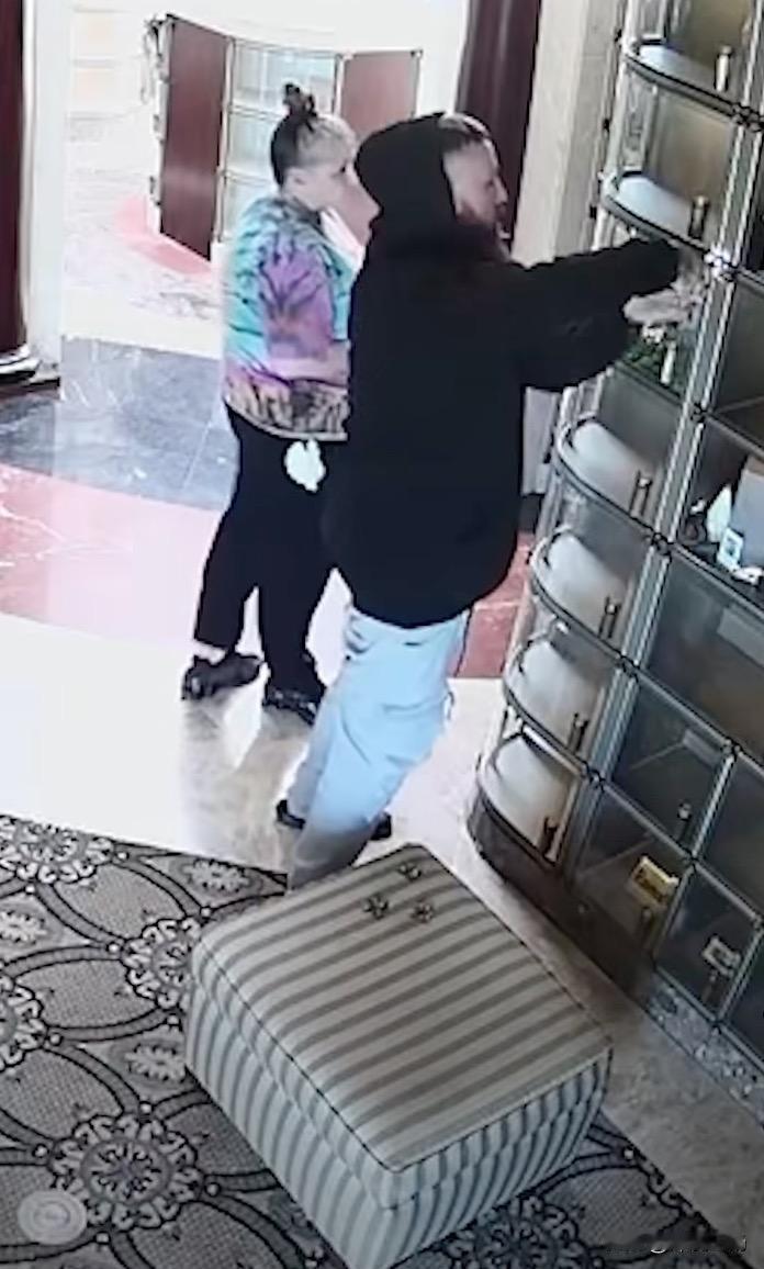 美国人大白天就开始偷盗骨灰盒发财！美国男人带着女友和丈母娘，一起去陵园大肆偷窃骨
