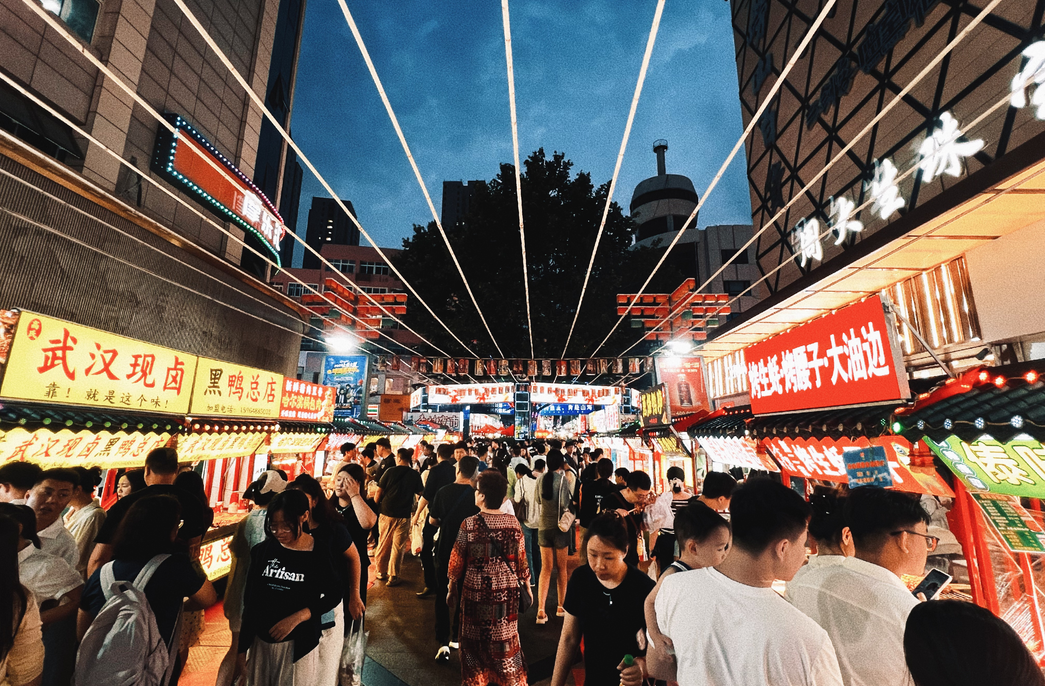 青岛日常分享晚上逛一圈李村夜市...舒坦果然还是得烟火气重一些的地方 青岛·李村