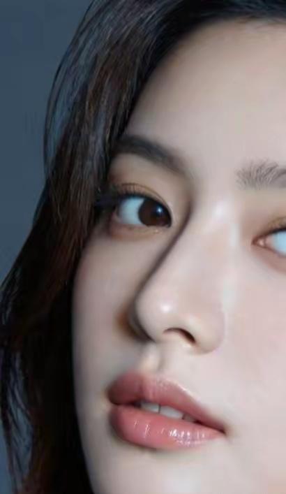 这抹惊艳时光的绝色美人究竟是谁？眉眼含情自带风情，一颦一笑皆动人心弦，颜值与气质